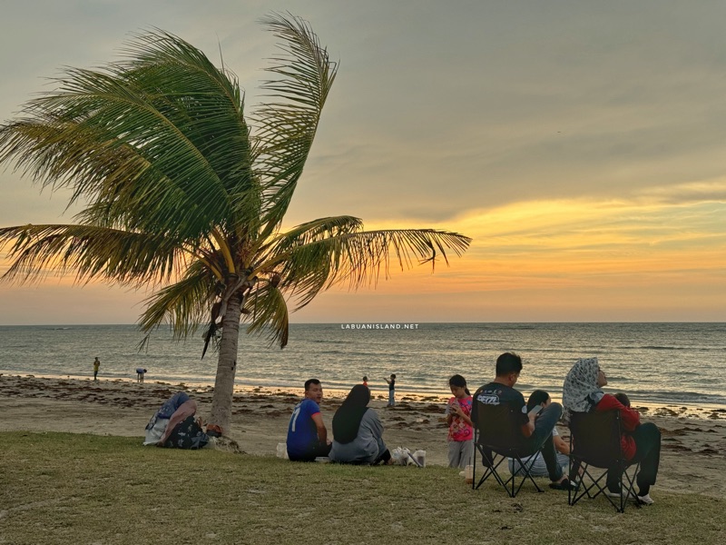 Visitors at Taman Damai Beach, Labuan. Picture by Saifulrizan.com