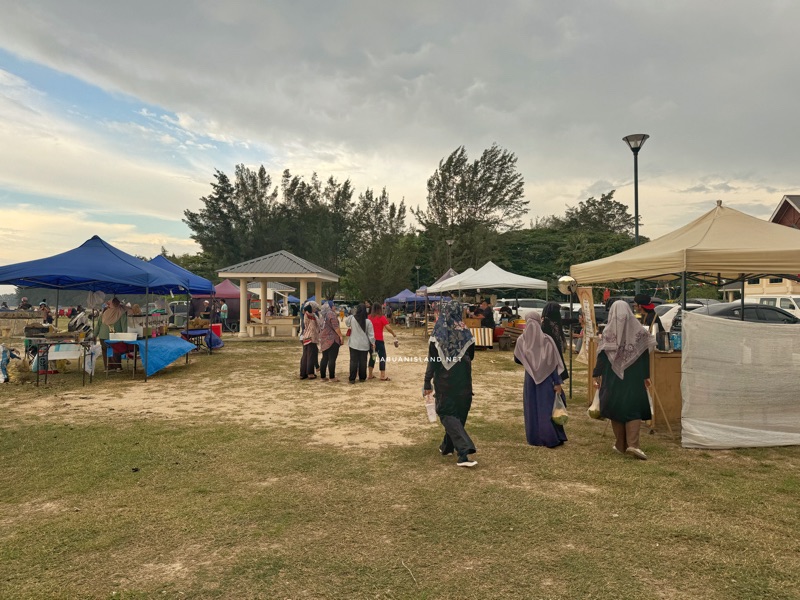 Visitors at Taman Damai Beach, Labuan. Picture by Saifulrizan.com